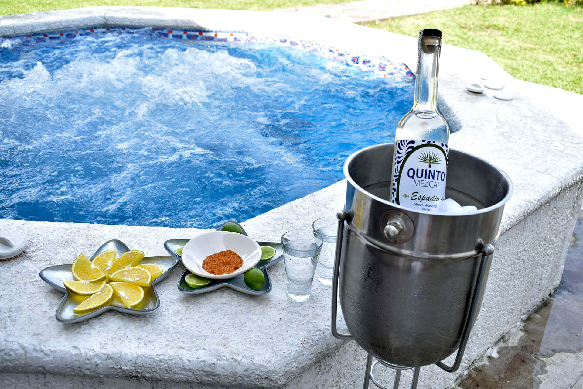 Disfruta de tu botana dentro del jacuzzi