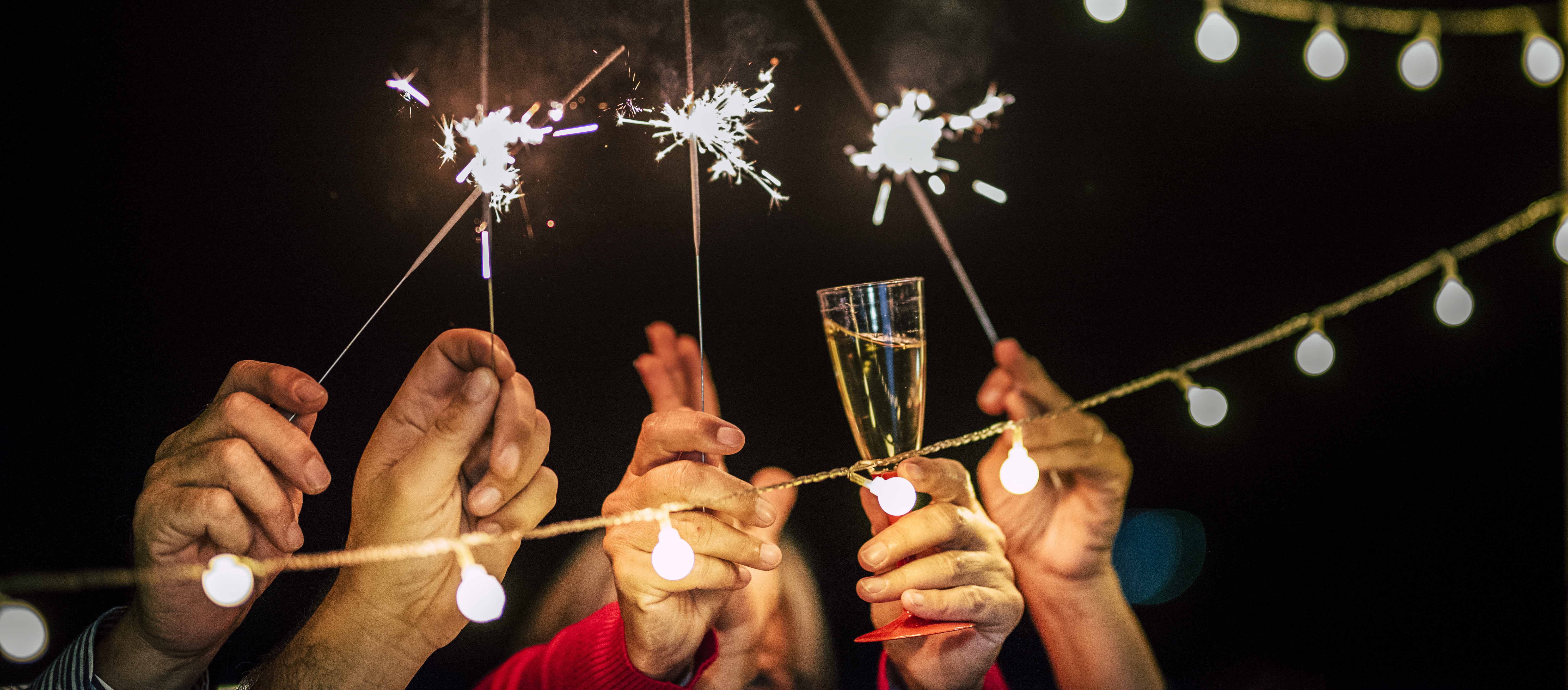 Familia brindando junta con luces de bengala en Navidad y Año Nuevo