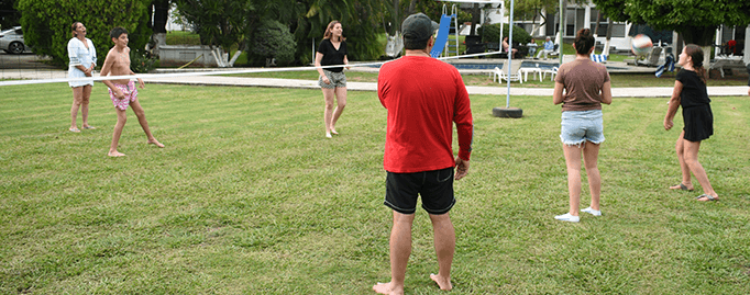 Familia jugando volley en Quinta Juan Ramón