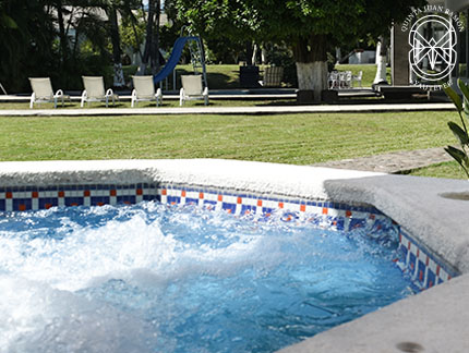 Un jacuzzi con caldera